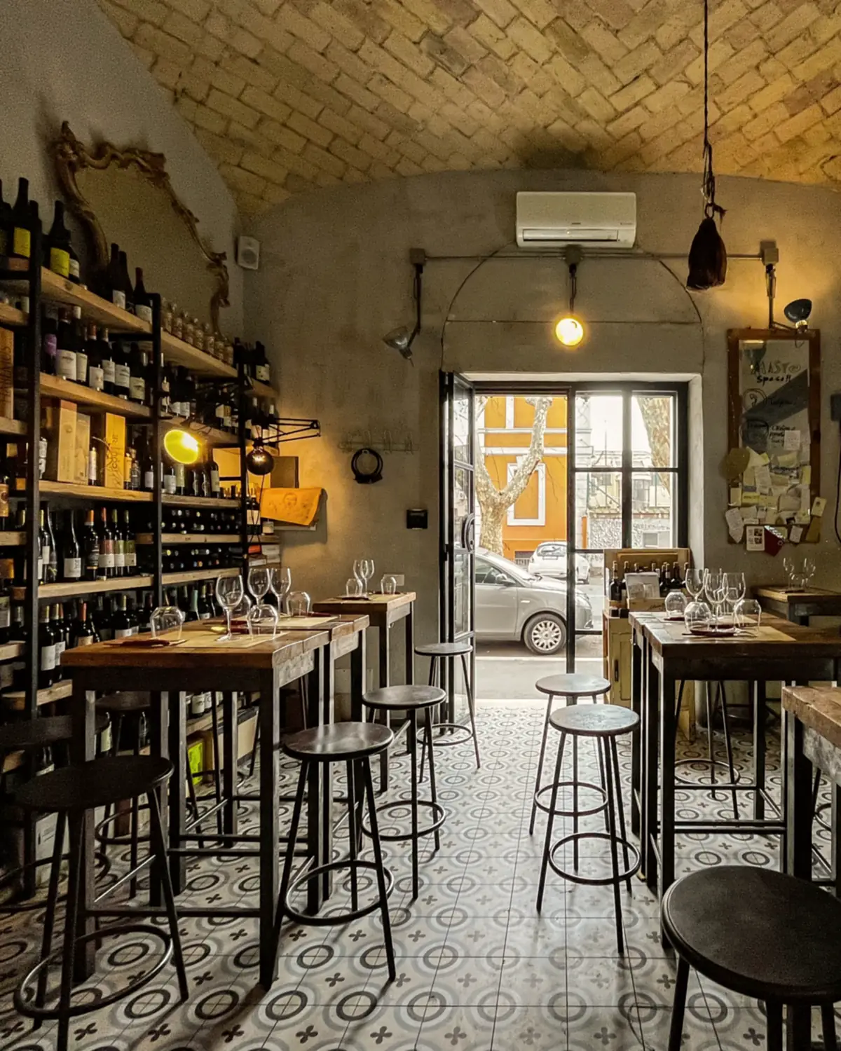 La sala di MASTO, i tavoli alti e la volta in mattoni