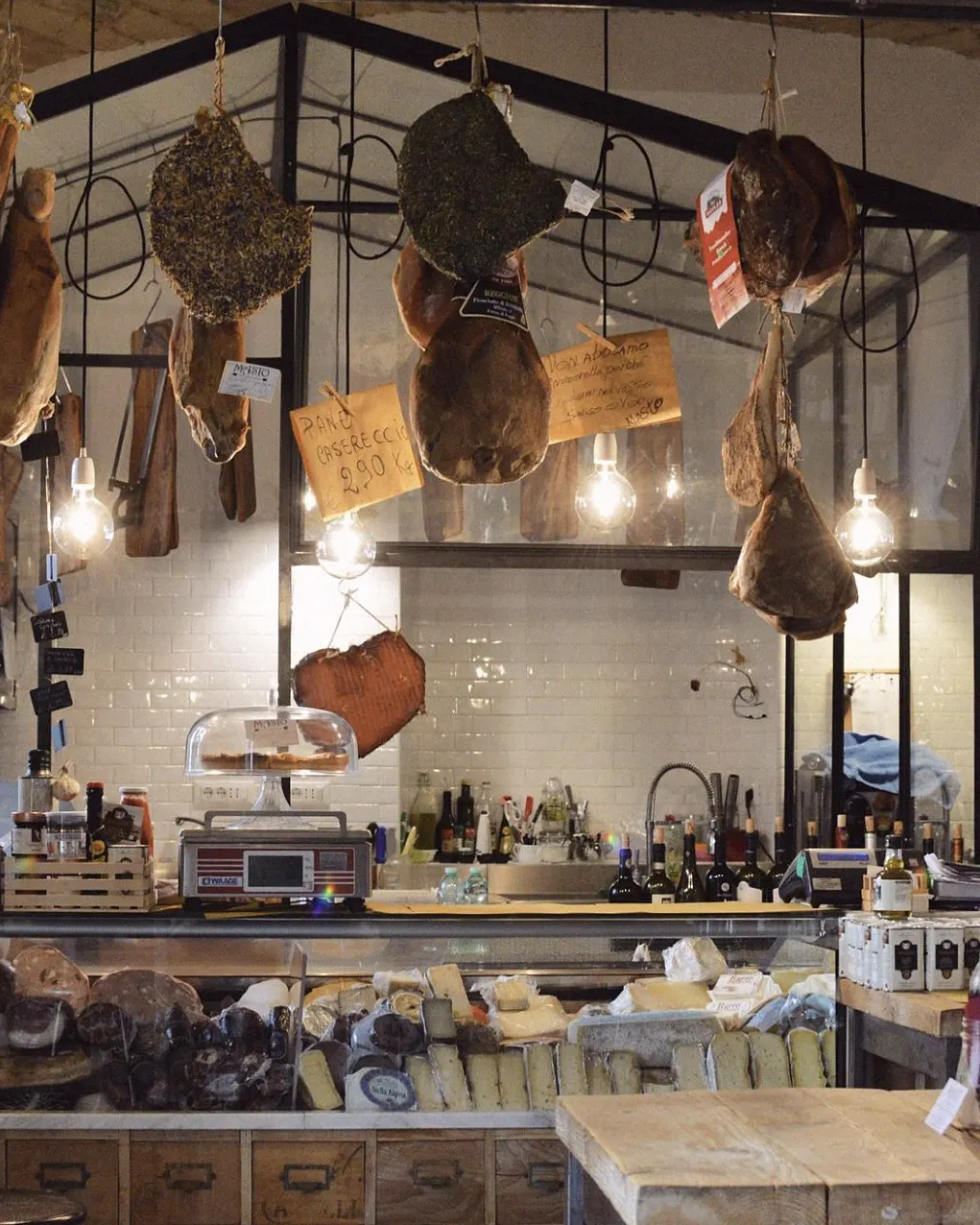 I salumi appesi sopra il banco della salumeria