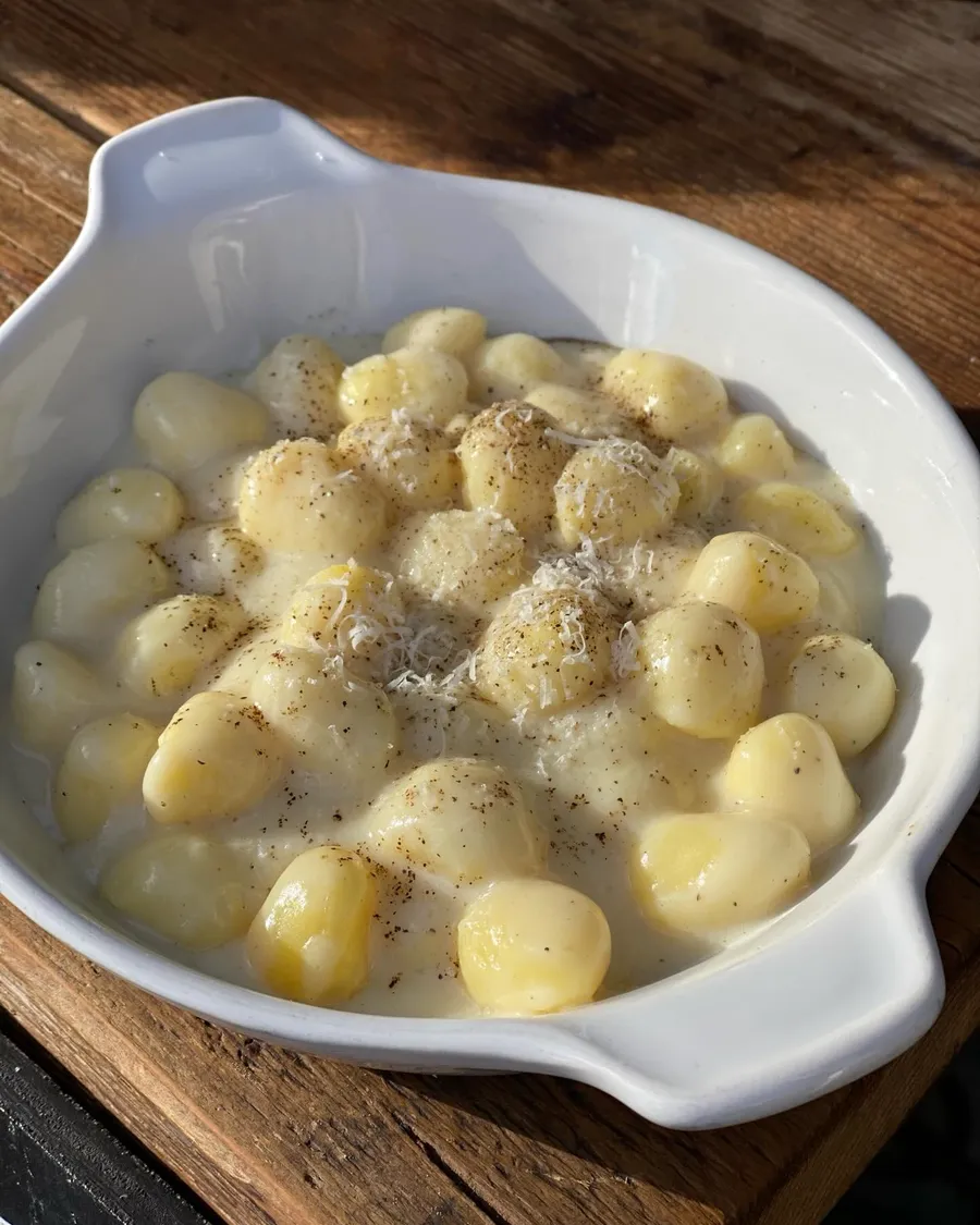 Gnocchi cacio e pepe con pecorino romano e pepe macinato, in pirofila bianca