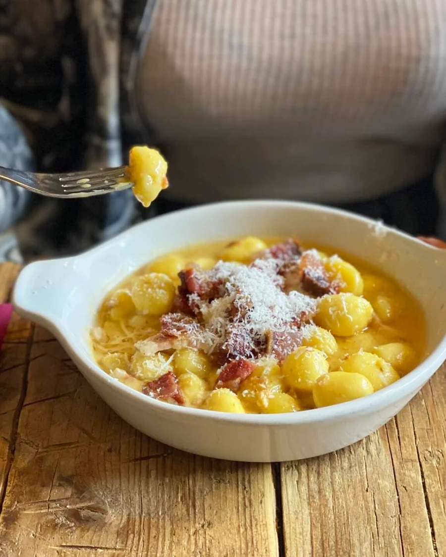 Gnocchi alla carbonara con guanciale croccante e pecorino grattugiato