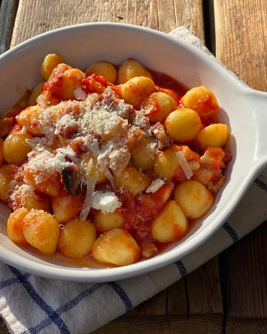 Gnocchi all'amatriciana con pomodoro, guanciale e scaglie di pecorino