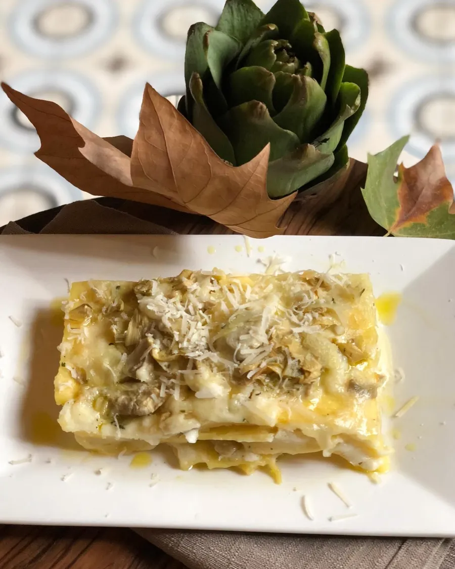 Porzione di lasagna bianca ai carciofi con parmigiano
