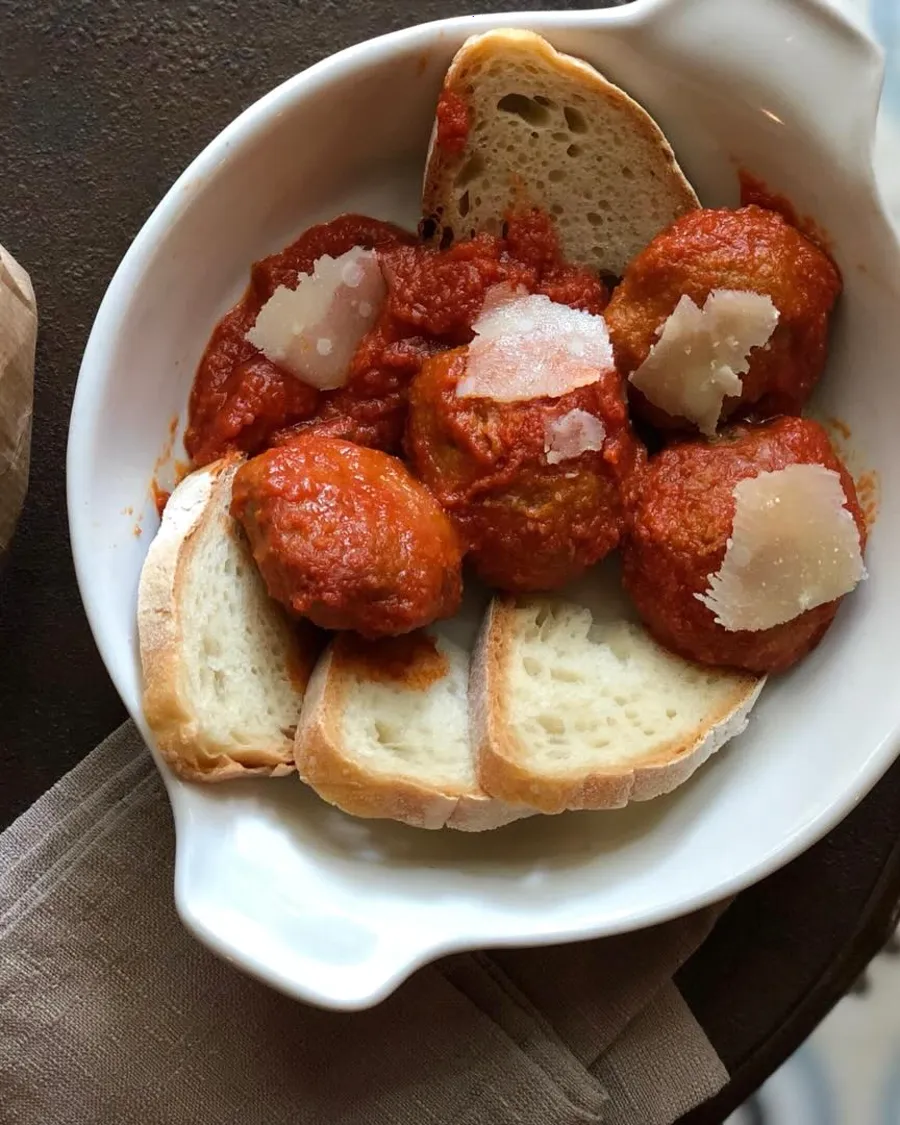 Polpette al sugo di pomodoro con scaglie di pecorino e pane per la scarpetta