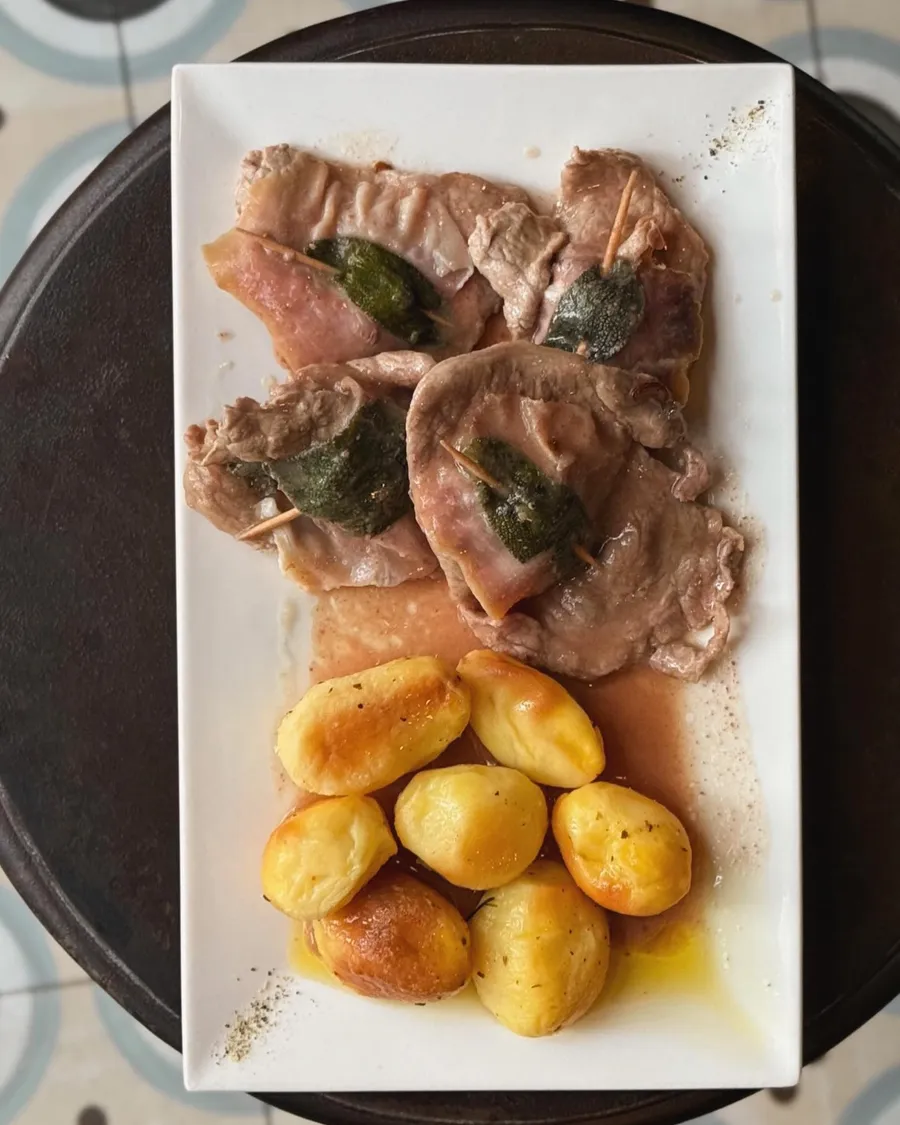 Saltimbocca alla romana con salvia e patate novelle al forno