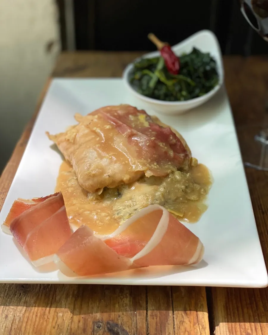 Sorpresina di pollo ripiena ai carciofi, con prosciutto crudo e cicoria ripassata