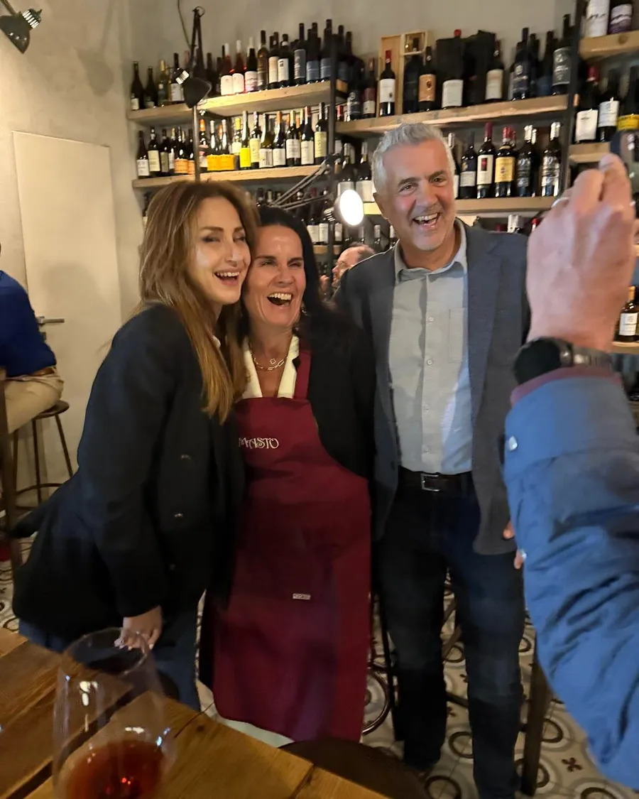 Ospiti e staff di MASTO che festeggiano insieme in sala