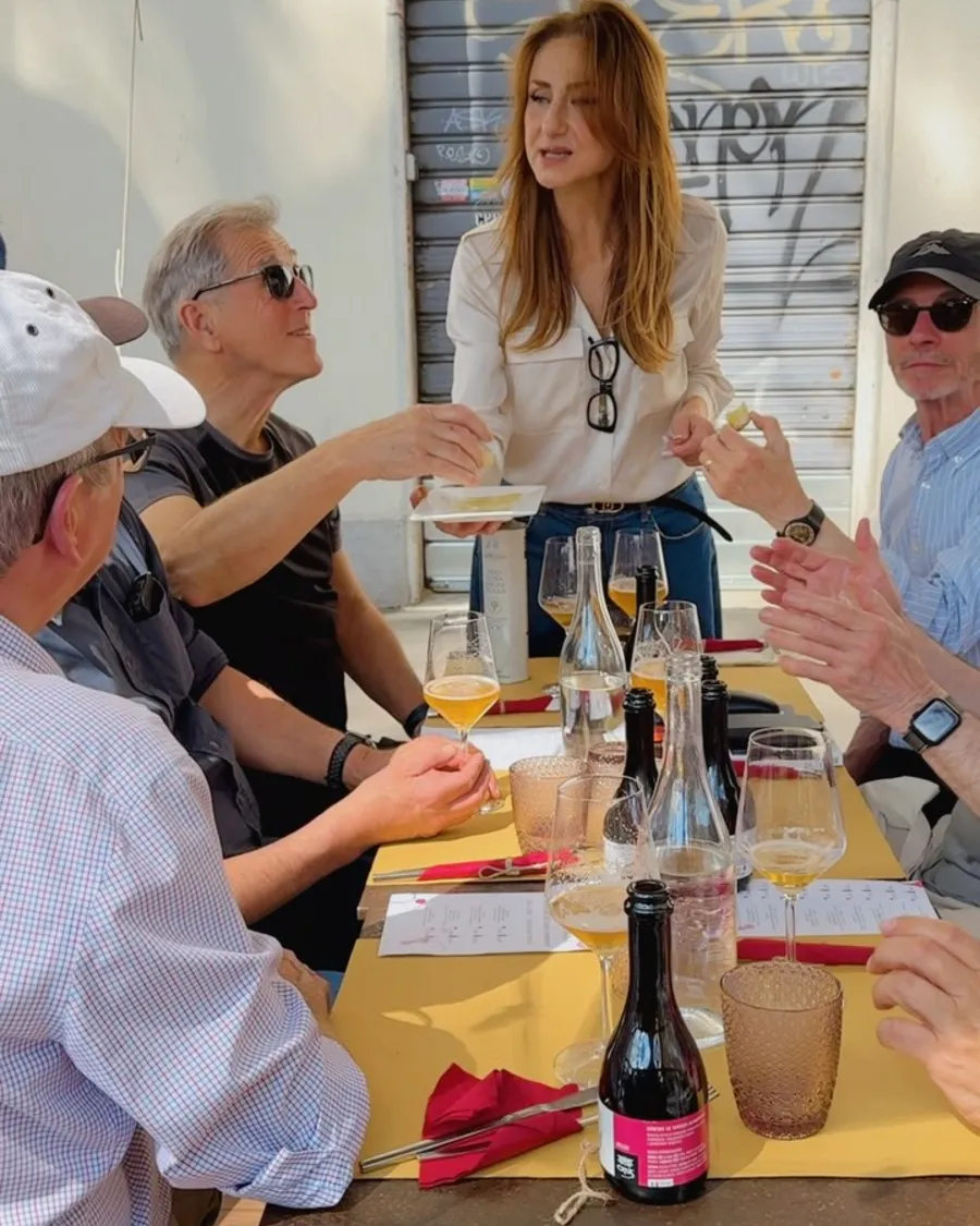 Una tavolata di ospiti durante una degustazione da MASTO
