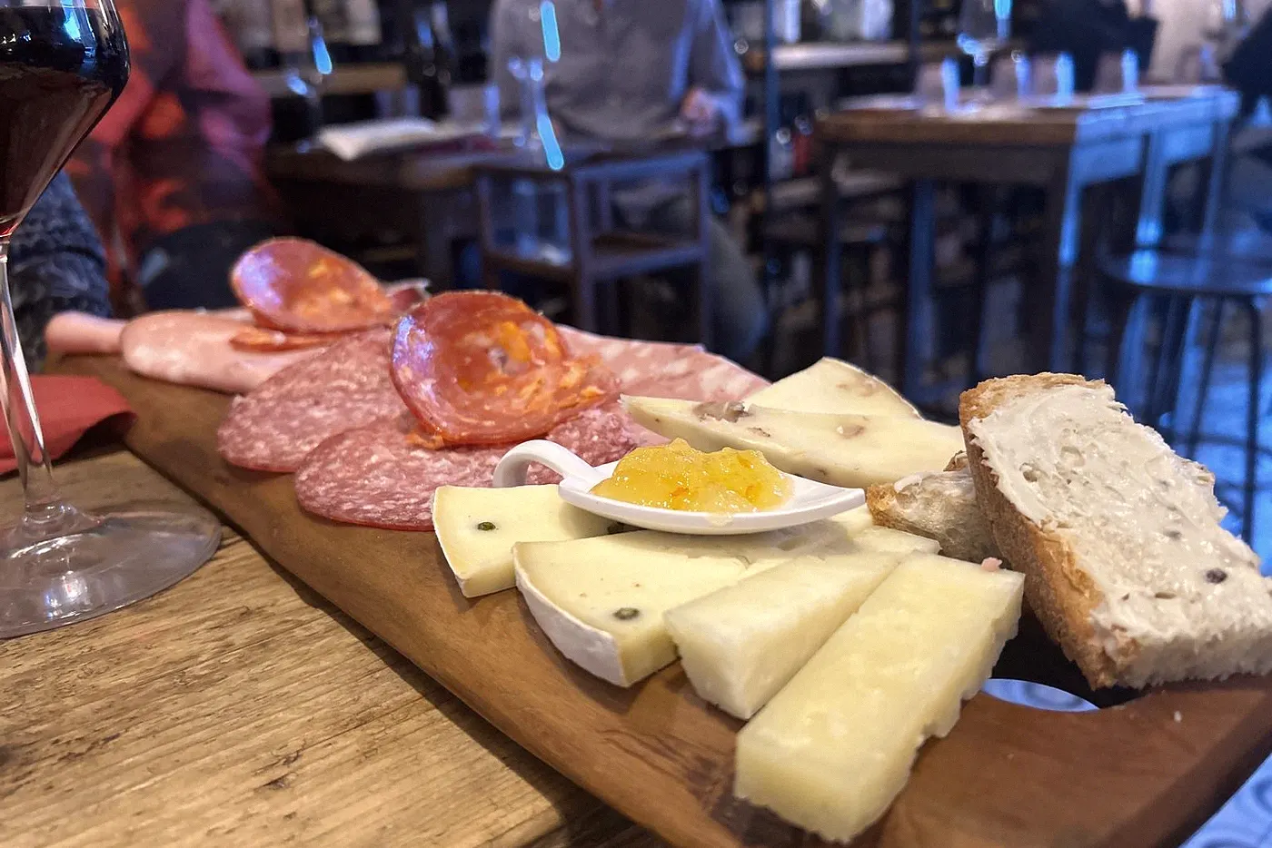Tagliere di salumi, formaggi, pane e confettura