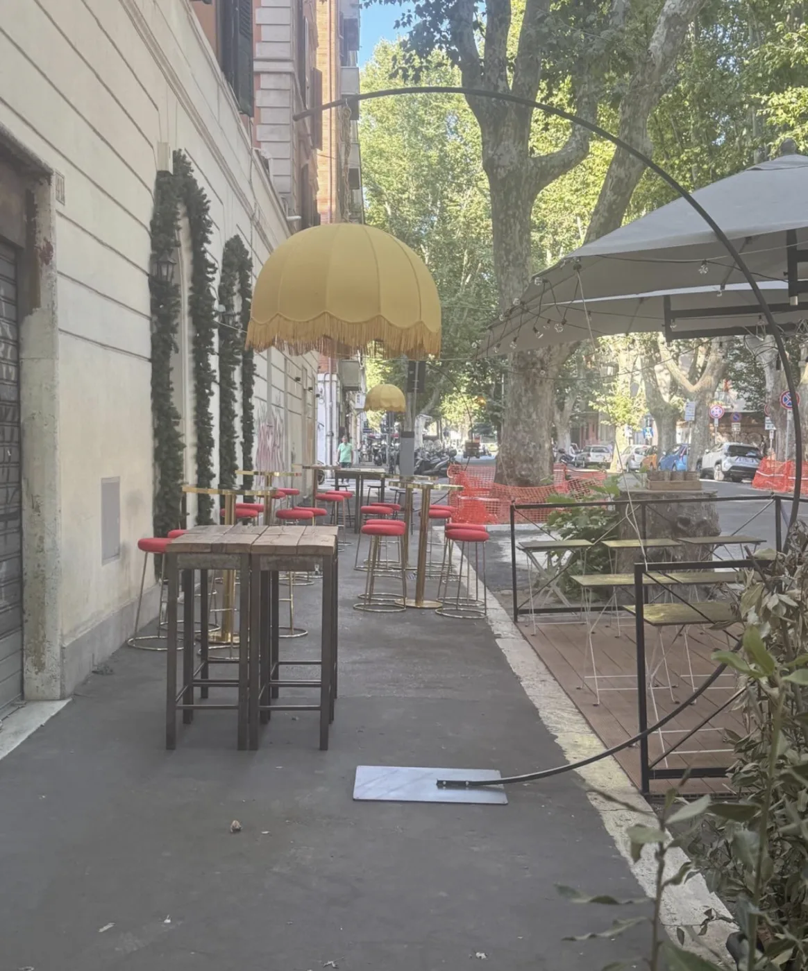 Il dehors di MASTO su Via Galvani, tra i platani e il lampione a frange